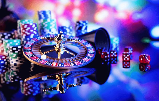 Meja blackjack live dealer dengan dealer dan pemain di layar