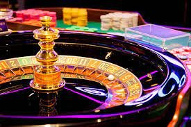 Dealer profesional memutar roda roulette dengan teknik sempurna