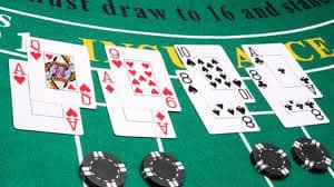 Dealer profesional membuka kartu komunal di texas holdem bonus